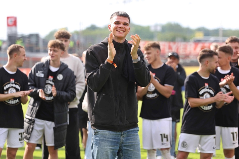 Zum Saisonabschluss wurde RB Leipzigs Frederik Jäkel (23) von den Fans seines Leihklubs SV Elversberg gefeiert.