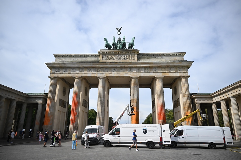 Alle sechs Säulen des Berliner Wahrzeichens waren mit oranger Farbe beschmiert.