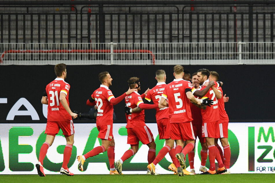 Die Spieler von Union Berlin feiern den von Max Kruse verwandelten Elfmeter zum zwischenzeitlichen 2:0.