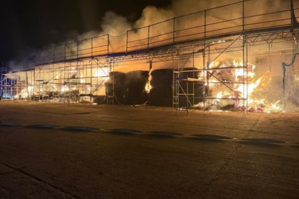 Die Scheune wird unter Aufsicht der Feuerwehr kontrolliert abbrennen.