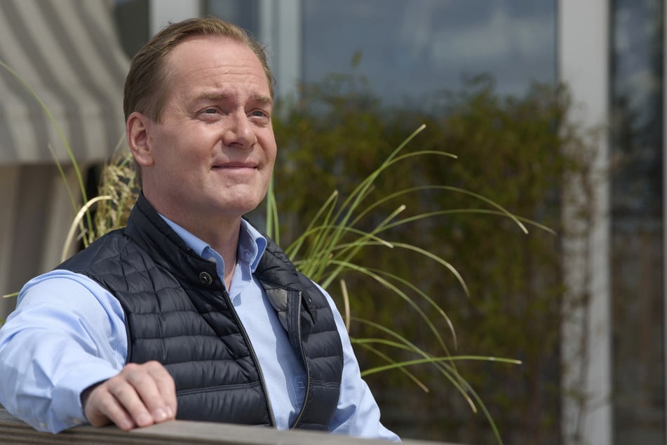 Seit zehn Jahren spielt Patrick Heyn (55) den Chefarzt Dr. Heckmann: "Er ist wirklich schräg, hat sein Herz am rechten Fleck, steht sich aber oft selbst im Weg, geht menschlich komplizierte Umwege und wird von seinen Ambitionen fehlgeleitet. Gleichzeitig ist er ein begnadeter Mediziner mit einem sehr weichen Kern."