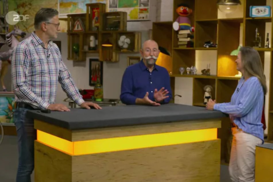 Linda (r.) möchte bei "Bares für Rares" einen Trödelmark-Fund ihrer Schwester loswerden.