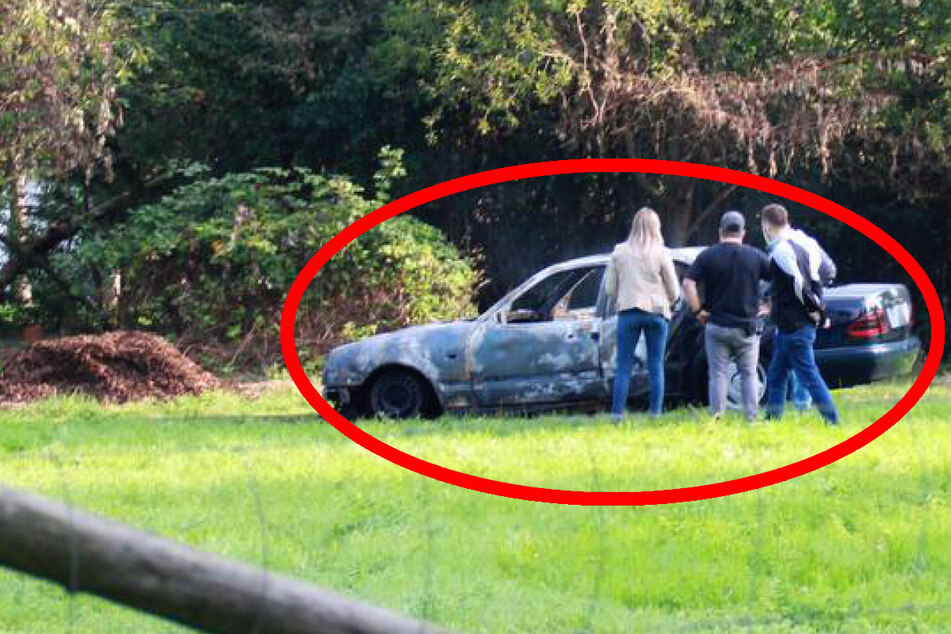Nachbarn hatten den brennenden Mercedes zunächst auf dem Feld entdeckt. Auf dem Rücksitz fand man dann die zwei verkohlten Leichen.