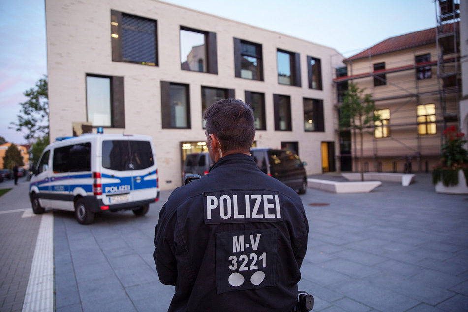 Polizisten stehen vor dem Landratsamt in Wismar. (Symbolbild)
