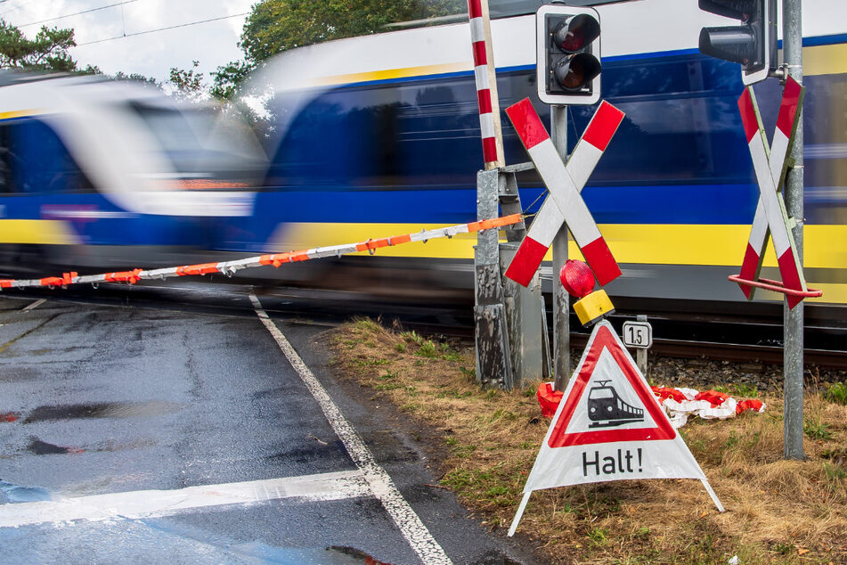 38-jähriger Mann an Bahnübergang von Zug erfasst und getötet