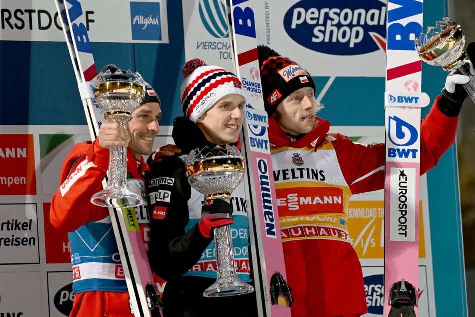 Siegerehrung in Oberstdorf: Der Gewinner Halvor Egner Granerud (Norwegen, M.) jubelt mit Piotr Zyla (Polen, l.), der den zweiten Platz belegte und dem Drittplatzierten Dawid Kubacki (Polen).