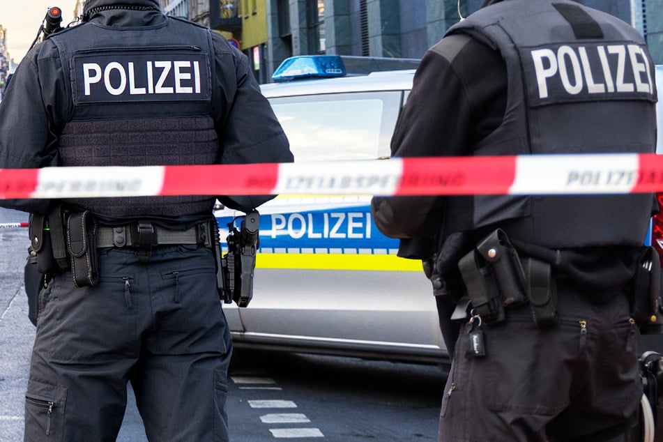 Die Polizei in Frankfurt rückte am Sonntagnachmittag zu einem Großeinsatz aus: Ein Mann mit einem schwarzen Tarnanzug und einer Schusswaffe wurde zuvor auf einem Balkon gesichtet. (Symbolbild)