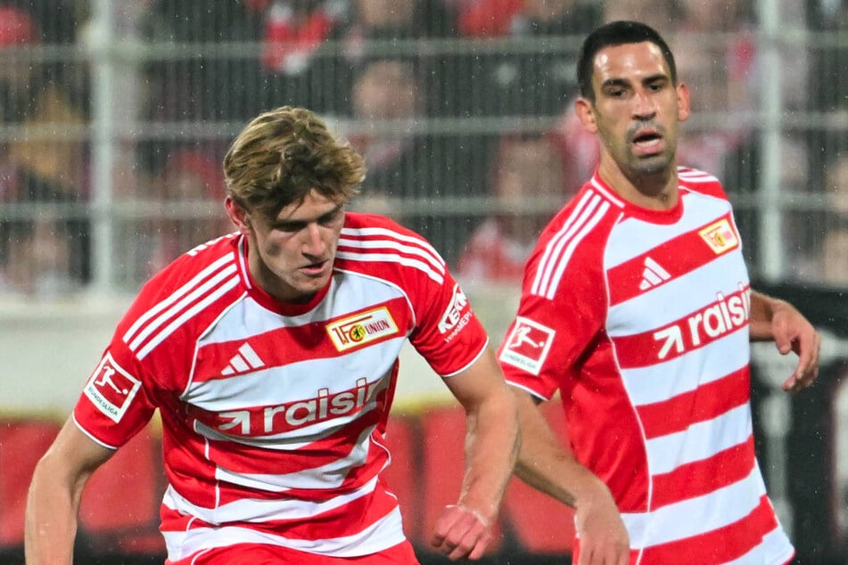 Rani Khedira (32, r.) geht bei Union Berlin mit Leistung auf dem Platz voran und gibt damit ein gutes Beispiel für die jüngeren Kicker wie Aljoscha Kemlein (21) ab.