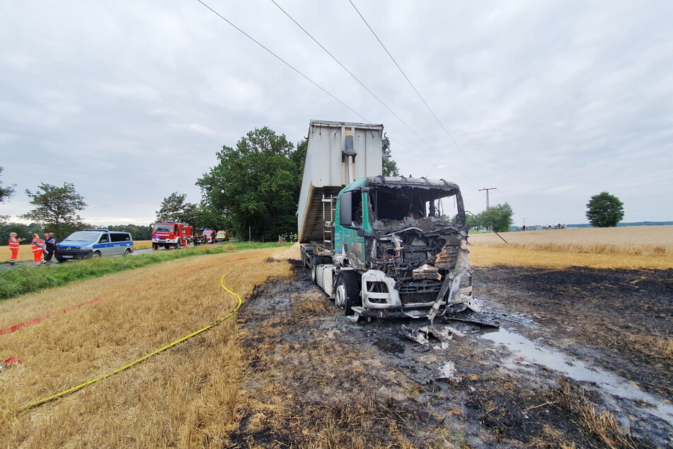 Der Fahrer konnte seine Ladung noch abwerfen. Der Laster brannte aus.