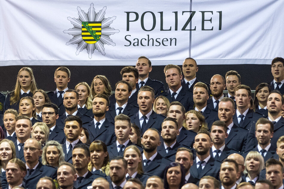 "Verdächtig gute Jobs"-Bewerber mit Migrationsgrund willkommen: Sächsische Polizeianwärter bei der Vereidigung.