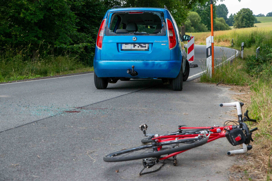 Eine Rennradfahrerin (51) kollidiere mit einem Skoda Roomster, nachdem dieser aufgrund des Gegenverkehrs zum Stehen gekommen war.