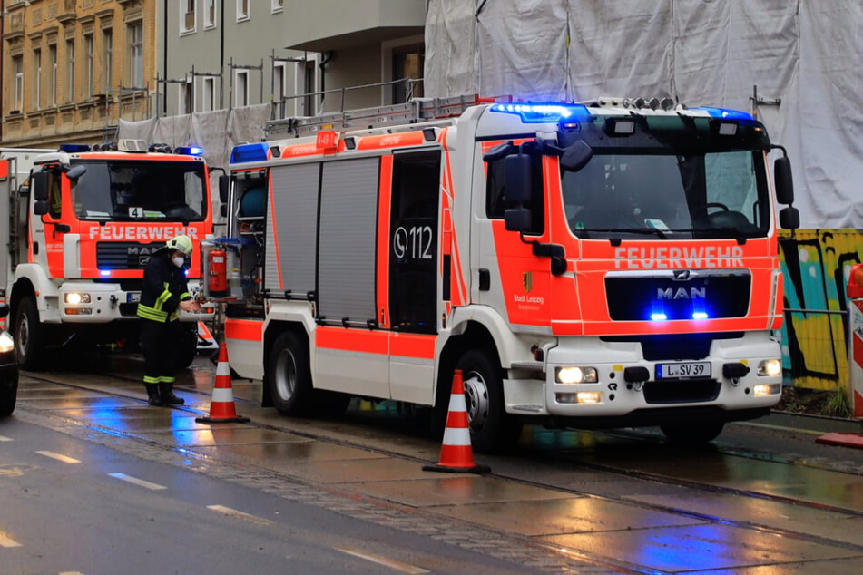 Als die Feuerwehr eintraf, hatten Ersthelfer einen der Verunglückten bereits befreit. Der zweite Mann konnte lediglich mit technischem Gerät gerettet werden.