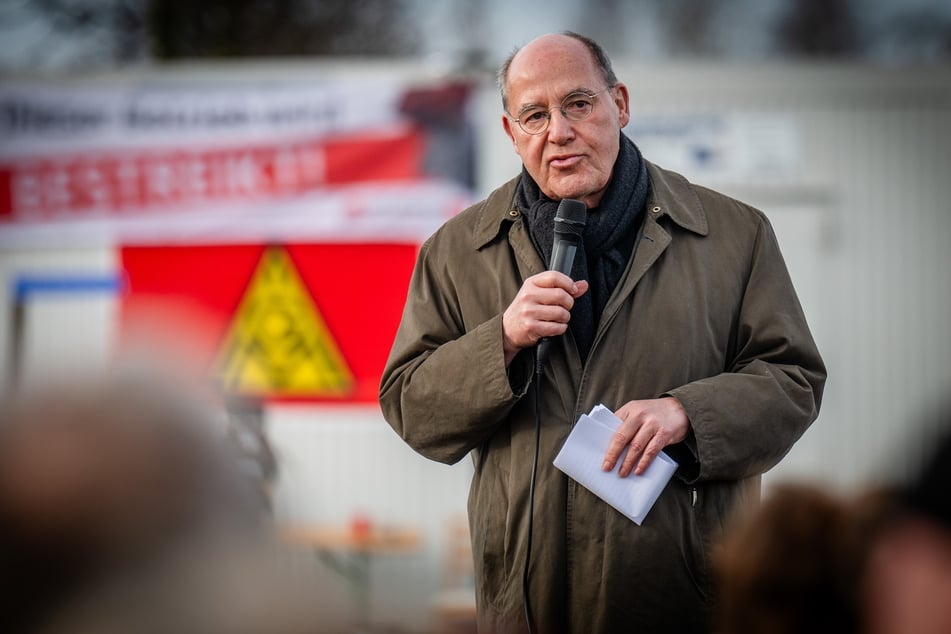 Der Bundestagsabgeordnete Gregor Gysi (77, Linke) nimmt an einer Protestkundgebung gegen die drohende Schließung des Bades teil.