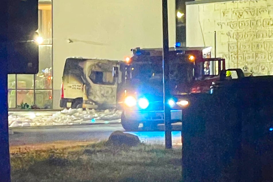 Nicht nur der Transporter wurde beschädigt, auch die Tankstelle wurde in Mitleidenschaft gezogen.