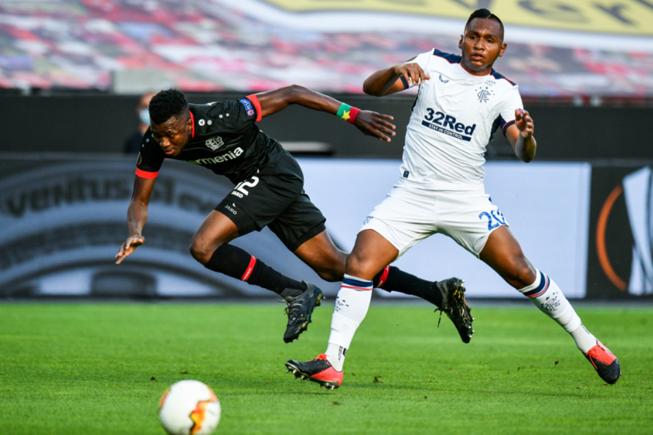 Alfredo Morelos von Rangers in Aktion gegen Edmond Tapsoba (l) von Bayer 04 Leverkusen.