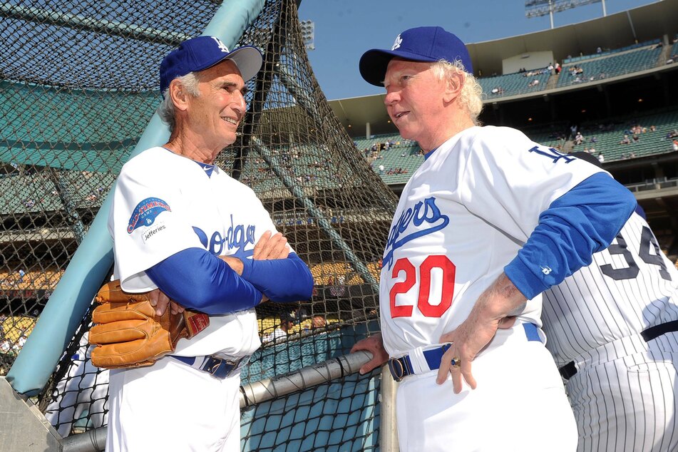 Sandy Koufax (85, l.) speaks to fellow Dodger and Hall of Famer Don Sutton (†75, r.) during a 2013 Old-Timers game (archive image).