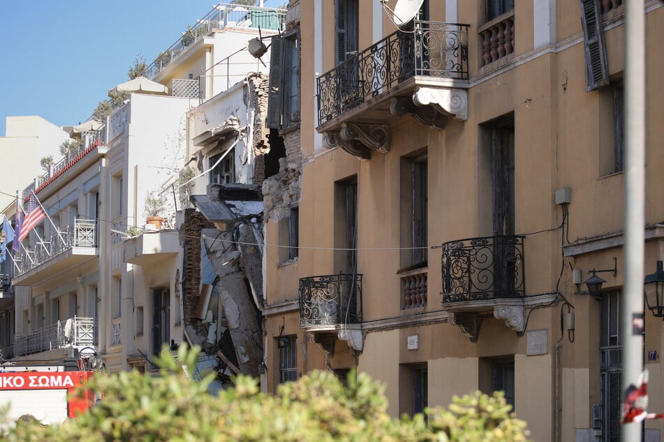 Die Wucht der Explosion hat das Gebäude schwer beschädigt und Teile der Fassade zum Einsturz gebracht.