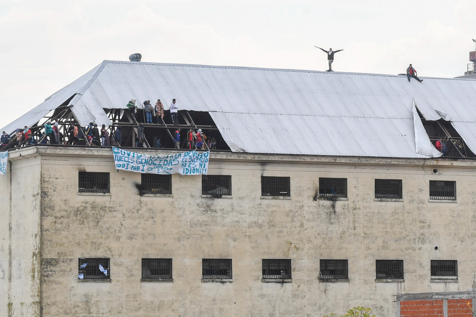Mehrere Häftlinge schreien vom Dach des Gefängnisses Villa Devoto in Buenos Aires aus, nachdem sie das Dachblech kaputt geschlagen haben, und fordern Maßnahmen gegen die Ausbreitung des Coronavirus' in der Haftanstalt.