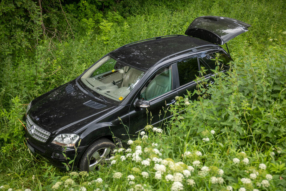 Ein Mercedes landete nach der Kollision mit einem Audi im Graben.