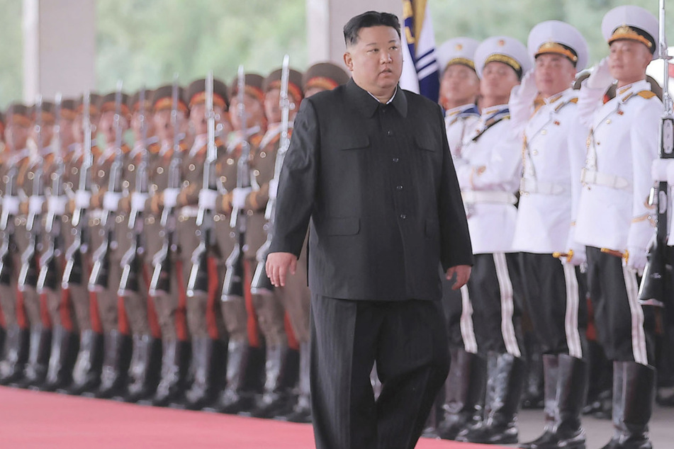 Kim Jong Un (39) läuft entlang einer militärischen Ehrengarde zu seinem Zug in Pjöngjang am Nachmittag des 10. Septembers 2023.
