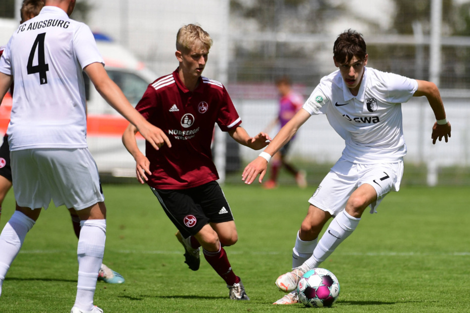 Noa-Gabriel Simic (17, r.) konnte beim FC Augsburg mit starken Leistungen auf sich aufmerksam machen.