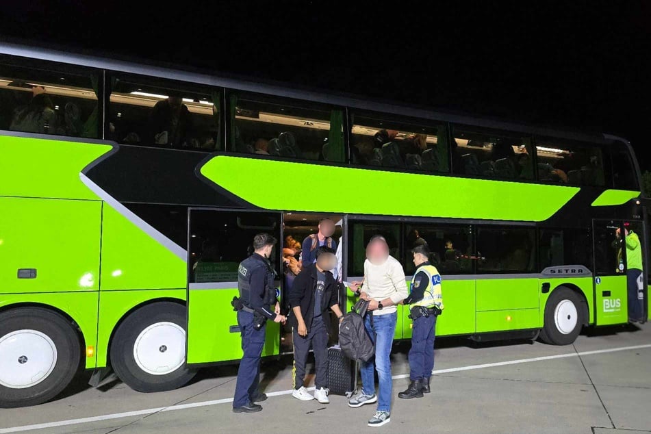 Nach der Grenzkontrolle musste der Fahrer des Reisebusses wechseln.