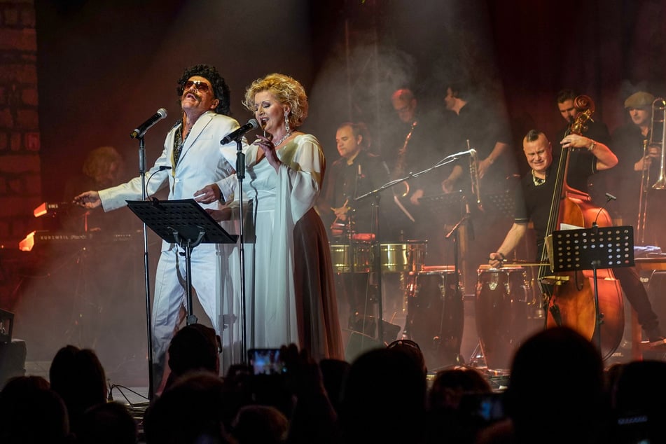 Hingebungsvoll: Comedian Olaf Schubert und Ingeborg Schöpf (Staatsoperette) kamen bei "Barcelona" (Freddie Mercury &amp; Montserrat Caballé) in nicht für möglich gehaltene Sanges-Höhen.