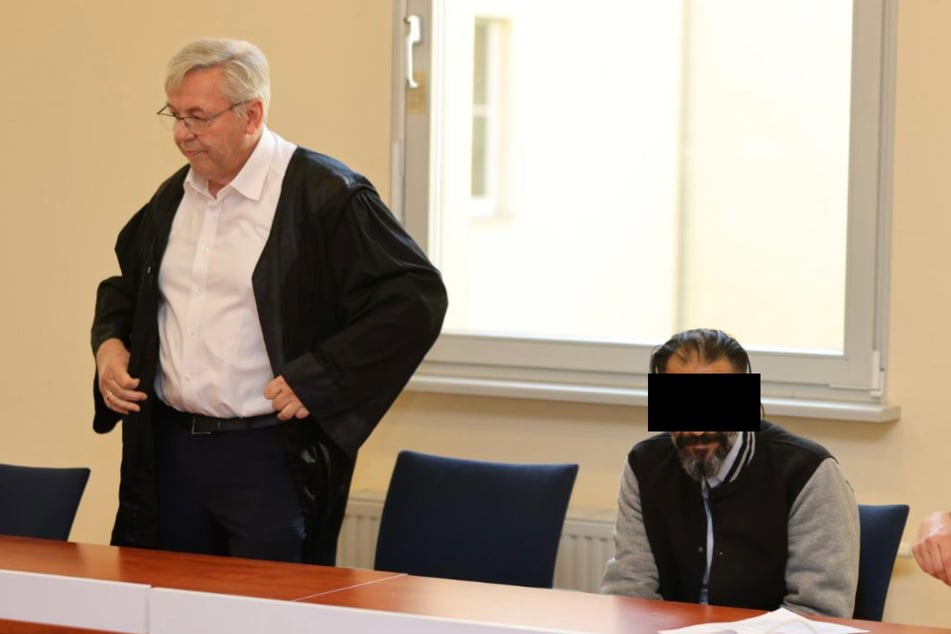 Etwa ein Jahr lang soll D. die heute 53-jährige Susann P. mehrfach vergewaltigt, bedroht und auf Schritt und Tritt verfolgt haben. Der Angeklagte schwieg zum Prozessauftakt zu den Vorwürfen.