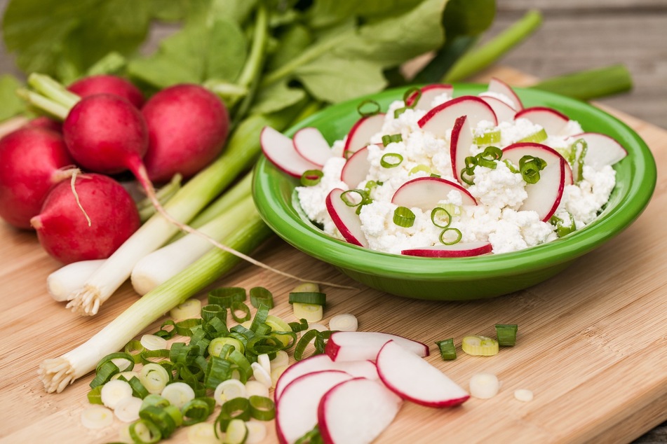 Eine herzhafte Variante: Radieschensalat mit Hüttenkäse.