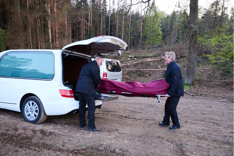 Trotz aller Bemühungen seiner Freunde konnte das Leben von Udo B. (†57) nicht gerettet werden. Bestatter holten das Unfallopfer aus dem Wald.