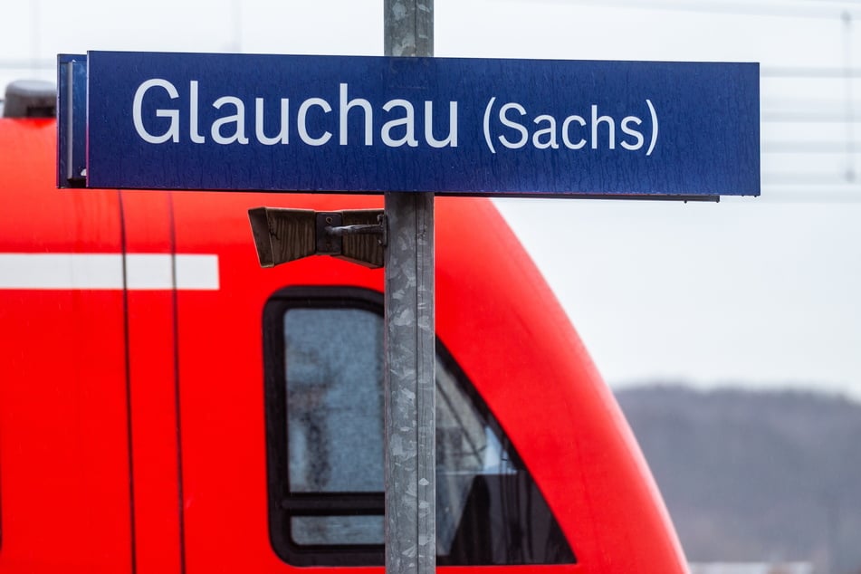 Am Bahnhof Glauchau wartete Adam Ptak auf seine Freundin - doch sie kam nie an.