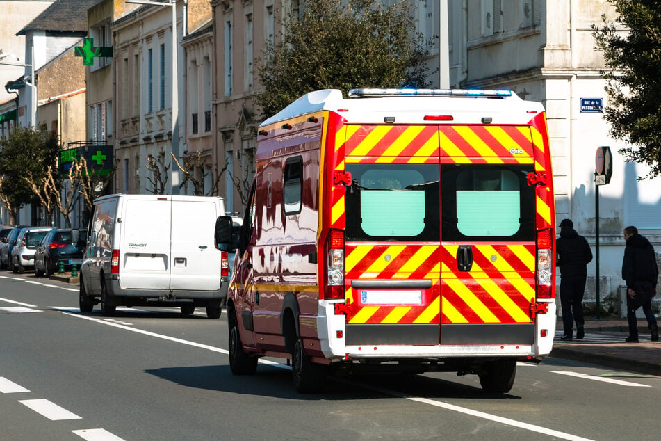 Autofahrer hält Krankenwagen mit verletztem Kind an Bord an - dann wird es brutal