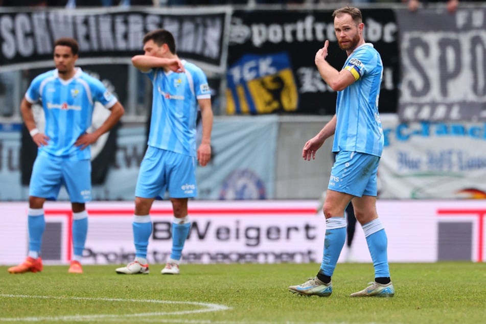 "Bodenlos", fasst CFC-Kapitän Tobias Müller (32, r.) die Heimniederlage am Samstagnachmittag zusammen.