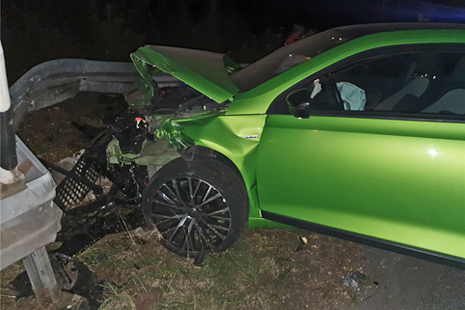 Der 20-jährige Fahrer erlitt bei der Kollision leichte Verletzungen, der Airbag löste aus.