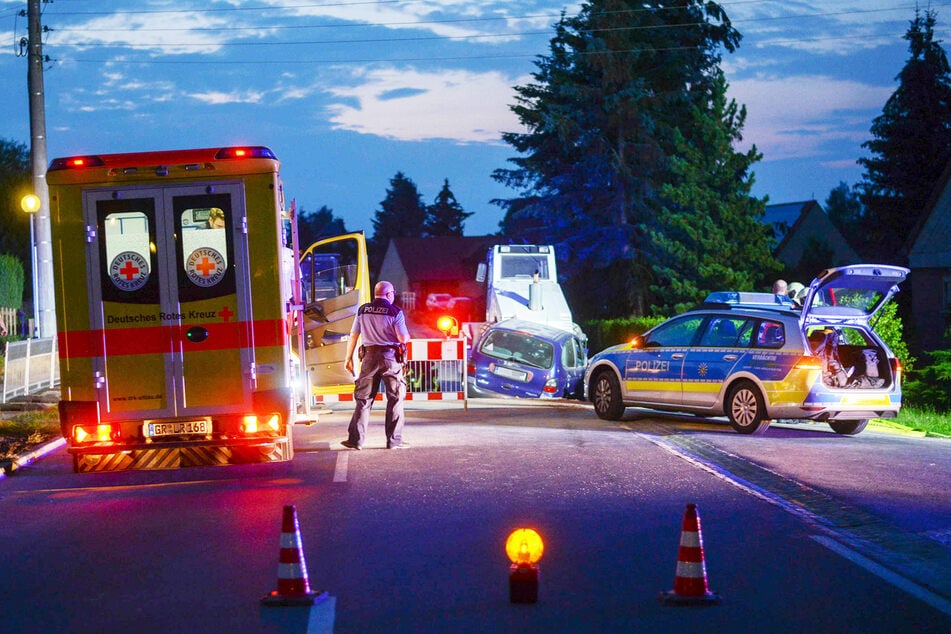 Durch die Absperrung hindurch krachte der Renault-Fahrer mit seinem Kleinwagen in eine Planierwalze.