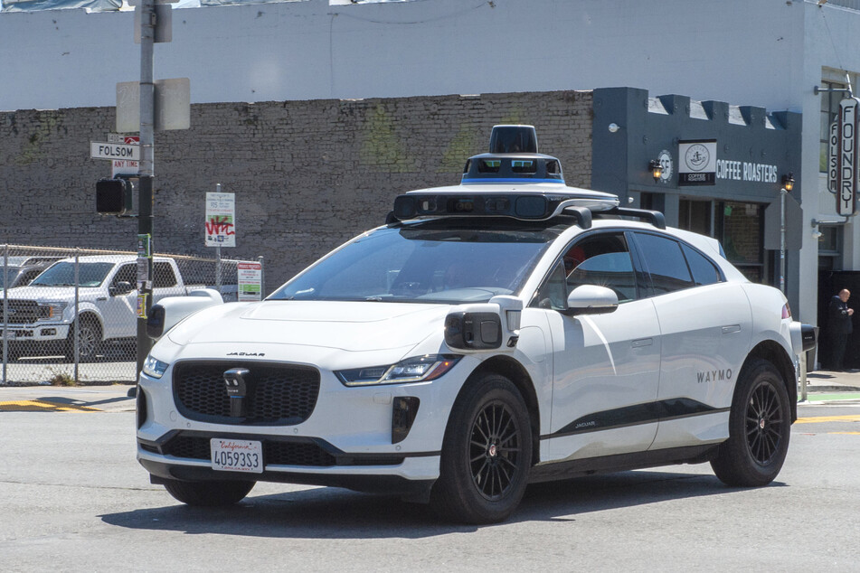 Ein selbstfahrendes Auto der Google-Schwesterfirma Waymo ist in San Francisco auf der Straße unterwegs. Ein solches Auto wurde jetzt in Kalifornien angezündet. (Archivbild)
