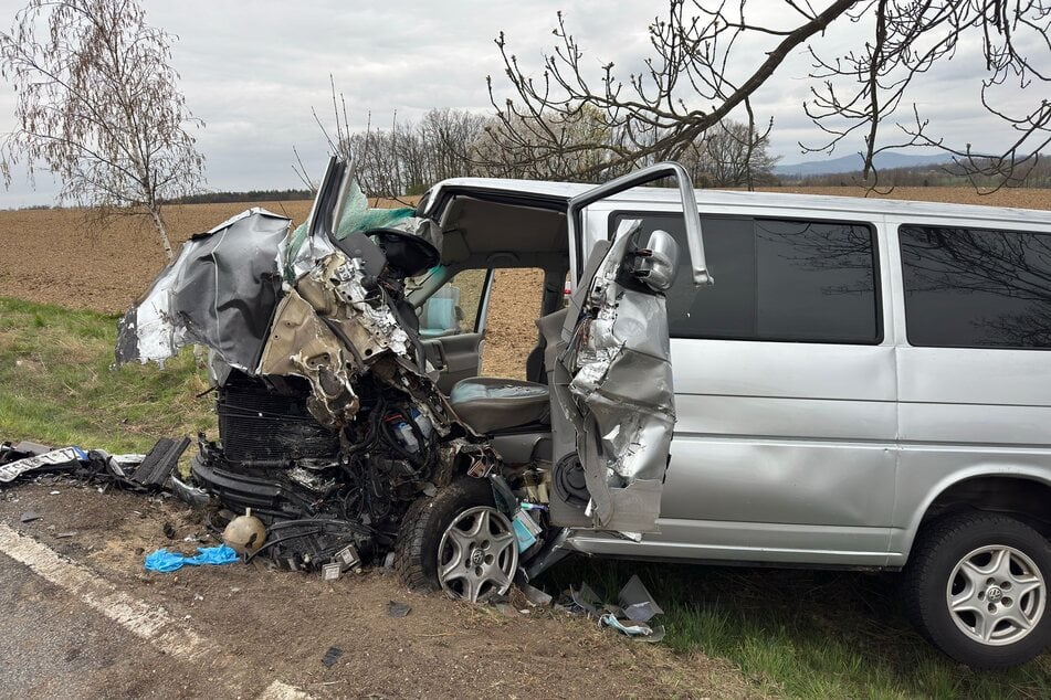 Auch ein grauer Van war am Unfall beteiligt und völlig zerfetzt.