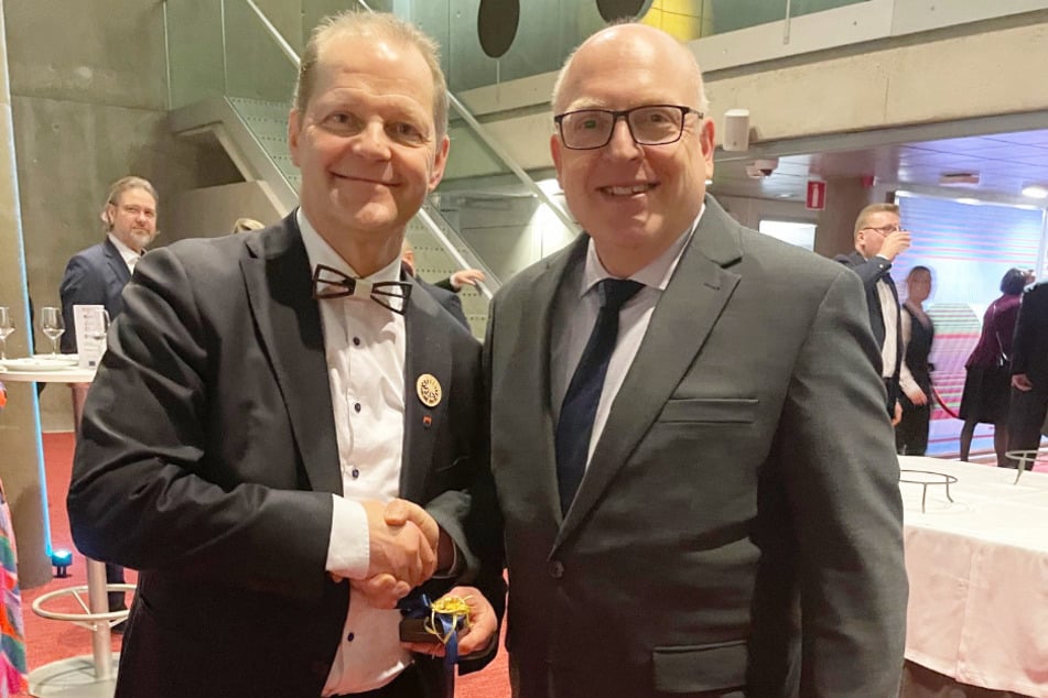 OB Sven Schulze (54, SPD) traf beim Abendempfang zur KuHa-Eröffnung 2026 im Theater auf Ari Alatossava (60, l.), Oberbürgermeister aus Oulu.