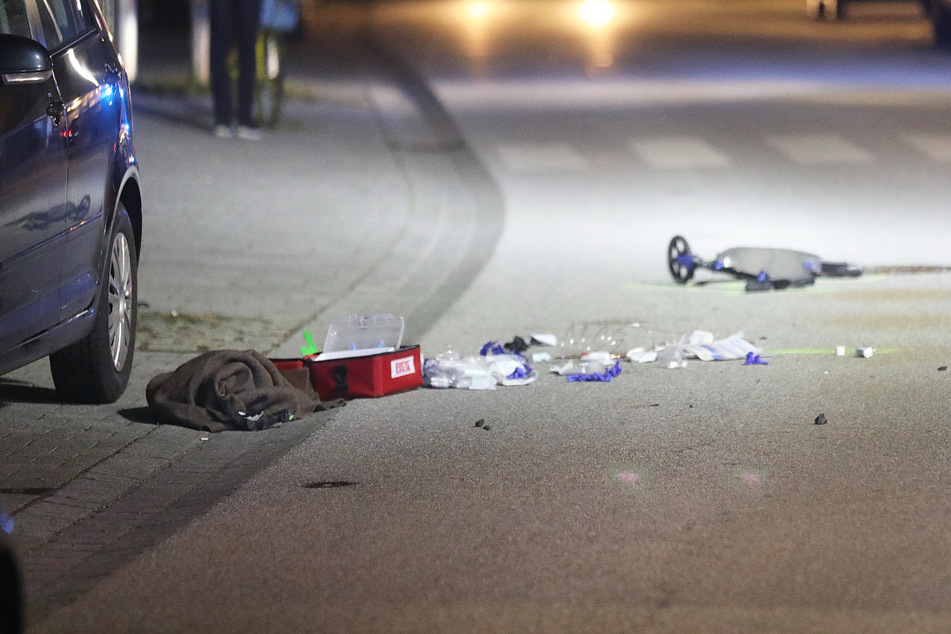 Ein sieben Jahre alter Junge ist in Vöhringen im bayerischen Landkreis Neu-Ulm von einem Auto erfasst und tödlich verletzt worden.