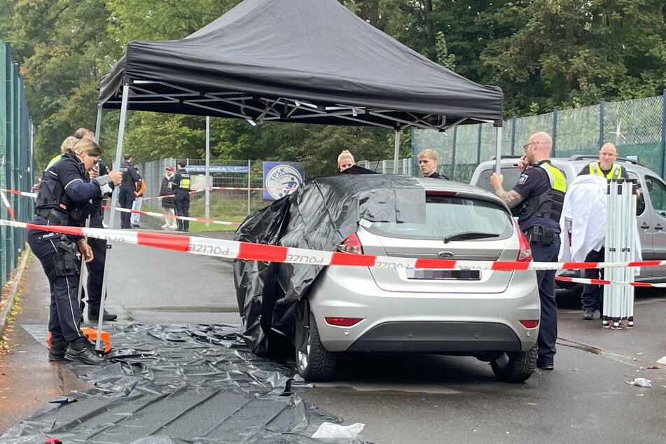 Eine Mordkommission der Kölner Polizei war vor Ort, um die Spuren zu sichern.