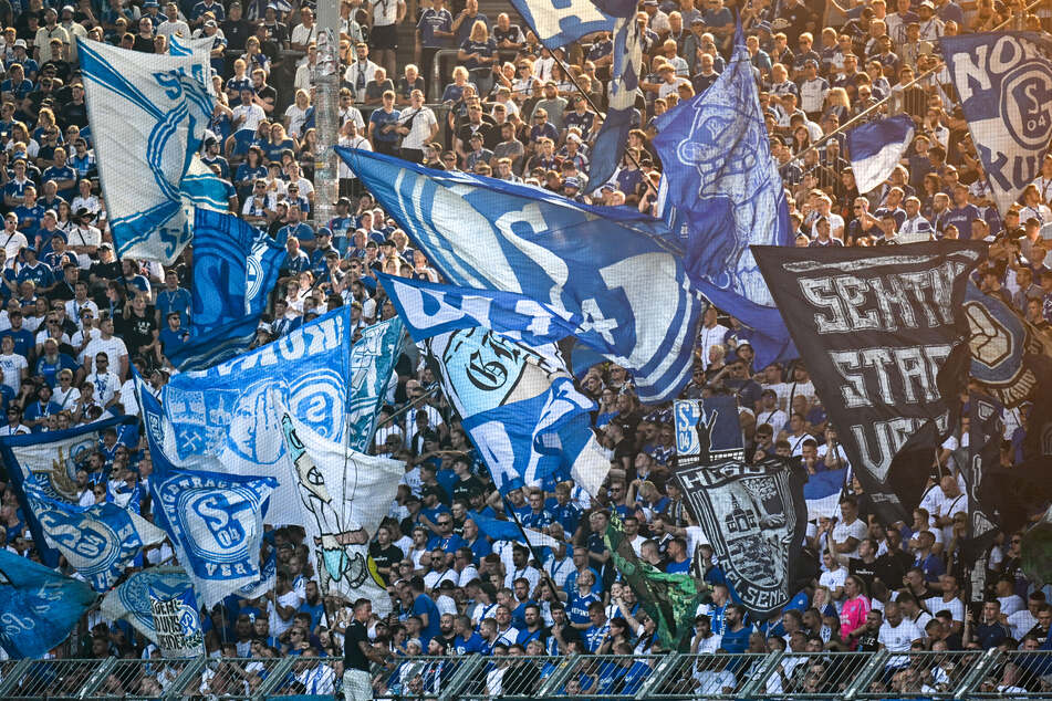 Nach dem Auswärtssieg beim 1. FC Magdeburg trafen sich zahlreiche Schalke-Fans mit BVB-Anhängern zu einer Prügelei.