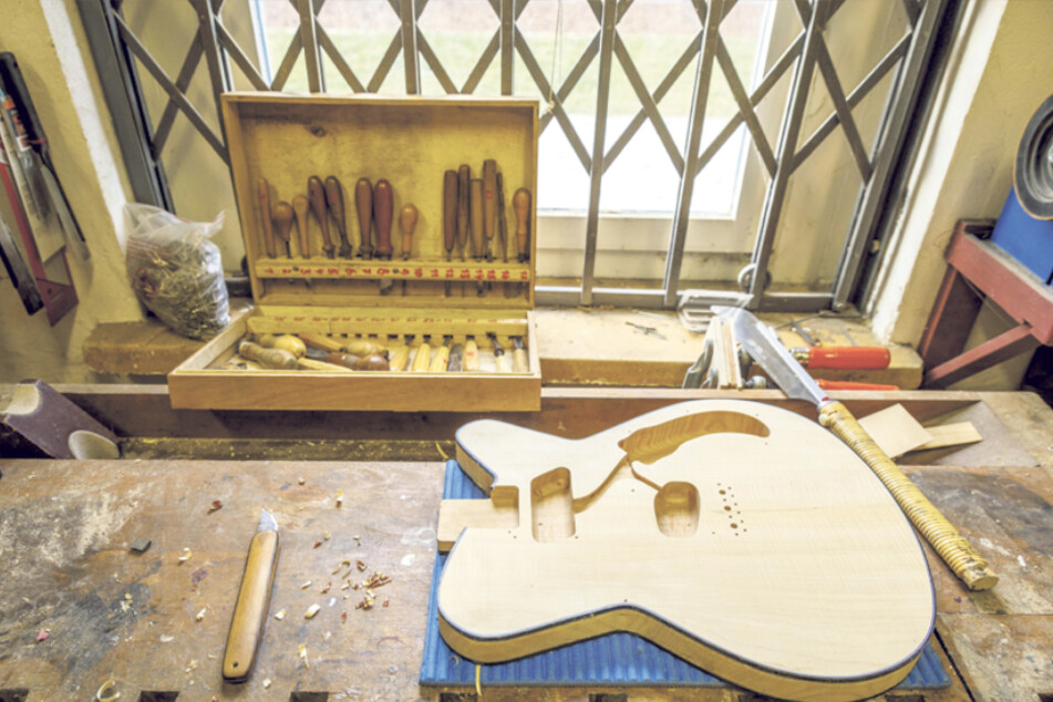 In seiner Werkstatt arbeitet der Experte an seinen eigenen Gitarren, repariert aber auch fremde Instrumente.