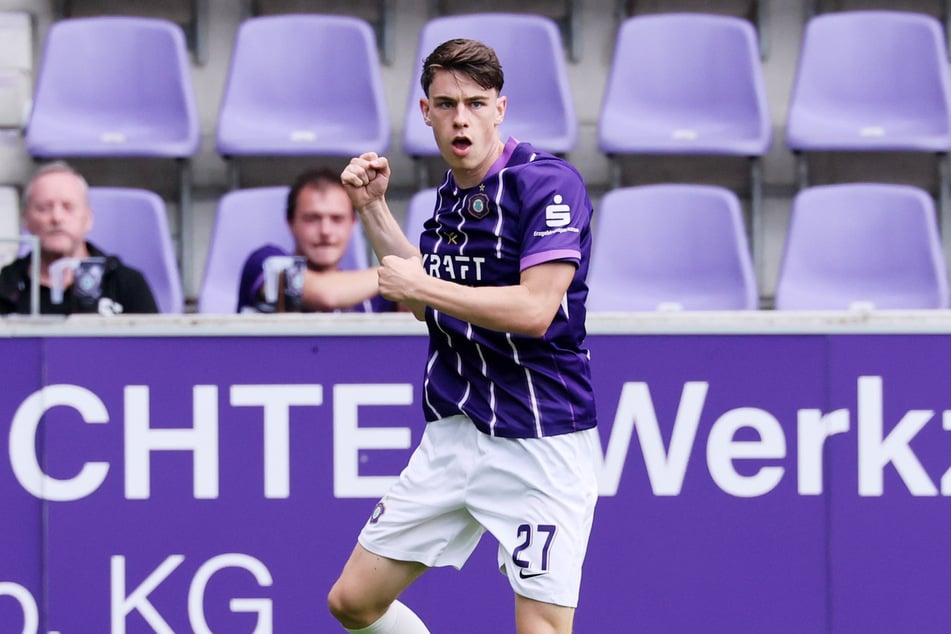 Aue-Spieler Tim Maciejewski jubelt nach seinem 2:1-Treffer.