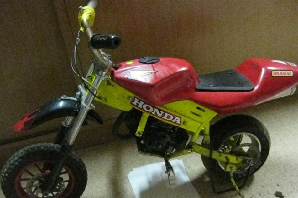 Die Polizei sucht Zeugen: Wer kennt das gelb-rote Pocketbike mit Aufklebern der Marke Honda?