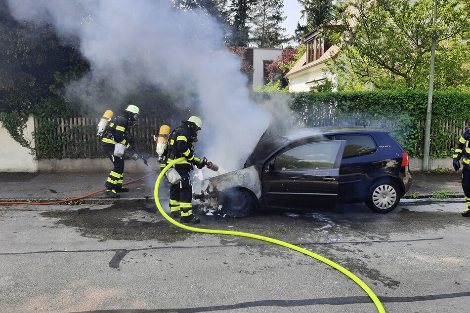 Die Feuerwehrleute konnten das Auto löschen - doch am Golf entstand ein Totalschaden.