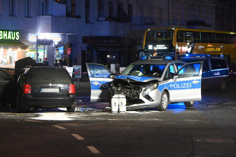 Zwei mutmaßliche Diebe lieferten sich in Berlin-Moabit eine wilde Verfolgungsjagd mit der Polizei.