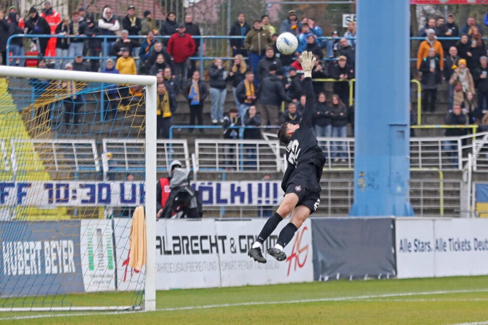 Louis Lord (22) verhinderte mit dieser Flugeinlage die Leipziger Führung.