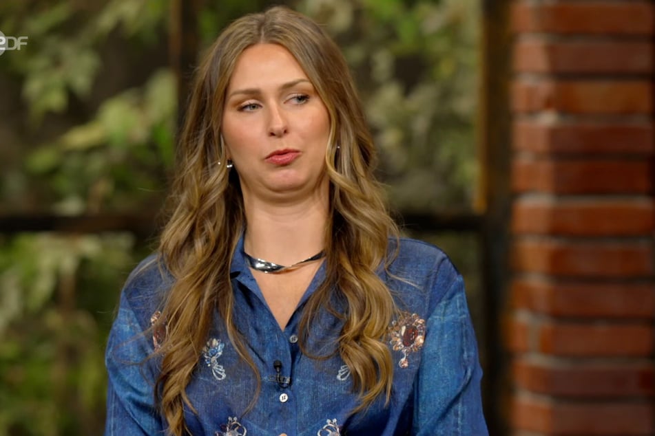 Sarah Schreiber (39) droht ihrem Händler-Kollegen während des Bietergefechts.