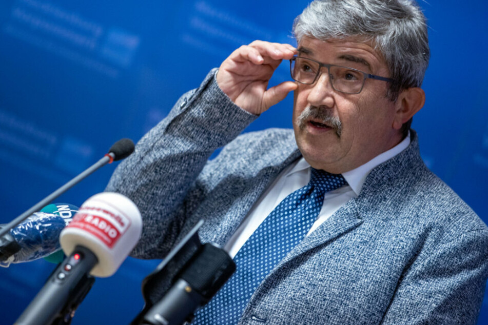 Lorenz Caffier (65, CDU), der Innenminister von Mecklenburg-Vorpommern, stellt bei einer Pressekonferenz den Verfassungsschutzbericht für 2019 vor.