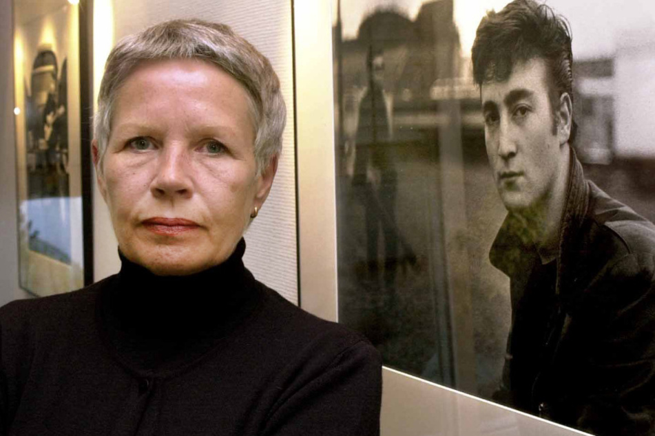 Die Fotografin Astrid Kirchherr steht in der Fotoausstellung über den Musiker John Lennon vor einem ihrer Bilder.